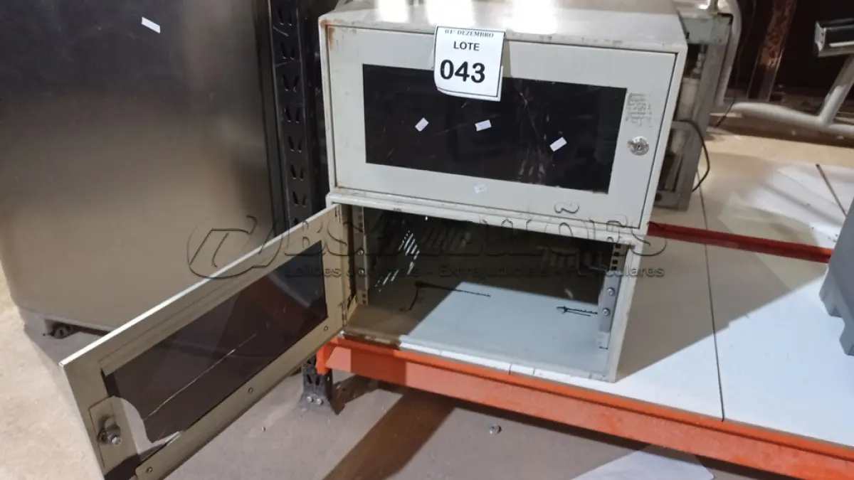 LOTE 043 - 02 MINIS RACKS DE REDE COM PORTA DE ACRÍLICO E FECHADURA. (NO ESTADO) ATENÇÃO! FAZER A VISITAÇÃO ANTES DE ARREMATAR, NÃO SABEMOS SE FUNCIONA, LEILÃO NÃO TEM GARANTIA E NEM DEVOLUÇÃO, SUJEITO A POSSÍVEIS AVARIAS VISÍVEIS/OCULTAS E/OU AUSÊNCIA DE COMPONENTES.