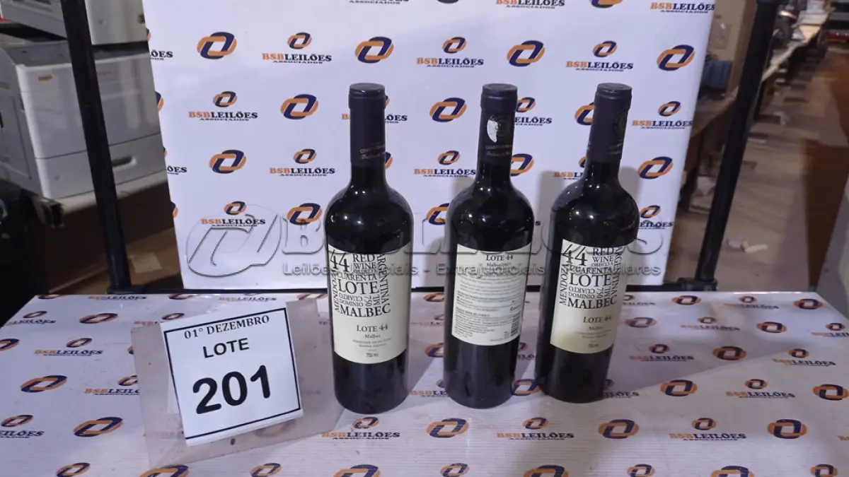 LOTE 201 - 03 GARRAFAS DE VINHO TINTO SECO FINO MALBEC LOTE 44 DE 750ML SAFRA 2020. (NO ESTADO) ATENÇÃO! FAZER A VISITAÇÃO ANTES DE ARREMATAR, NÃO SABEMOS SE FUNCIONA, LEILÃO NÃO TEM GARANTIA E NEM DEVOLUÇÃO, SUJEITO A POSSÍVEIS AVARIAS VISÍVEIS/OCULTAS E/OU AUSÊNCIA DE COMPONENTES.