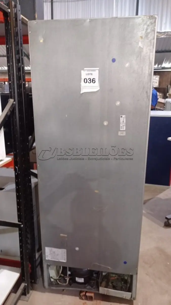 LOTE 036 - 01 GELADEIRA DE 127V MARCA ELECTROLUX. (NO ESTADO) ATENÇÃO! FAZER A VISITAÇÃO ANTES DE ARREMATAR, NÃO SABEMOS SE FUNCIONA, LEILÃO NÃO TEM GARANTIA E NEM DEVOLUÇÃO, SUJEITO A POSSÍVEIS AVARIAS VISÍVEIS/OCULTAS E/OU AUSÊNCIA DE COMPONENTES.