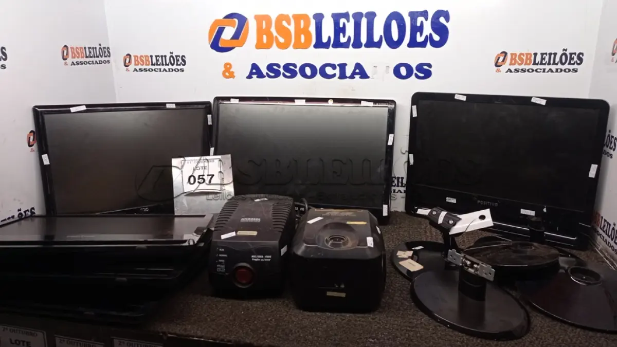 LOTE 057 - 02 ESTABILIZADORES MARCA MICROSOL E VÁRIOS MONITORES DE MARCAS E MODELOS DIVERSOS. (NO ESTADO) ATENÇÃO! FAZER A VISITAÇÃO ANTES DE ARREMATAR, NÃO SABEMOS SE FUNCIONA, LEILÃO NÃO TEM GARANTIA E NEM DEVOLUÇÃO, SUJEITO A POSSÍVEIS AVARIAS VISÍVEIS/OCULTAS E/OU AUSÊNCIA DE COMPONENTES.