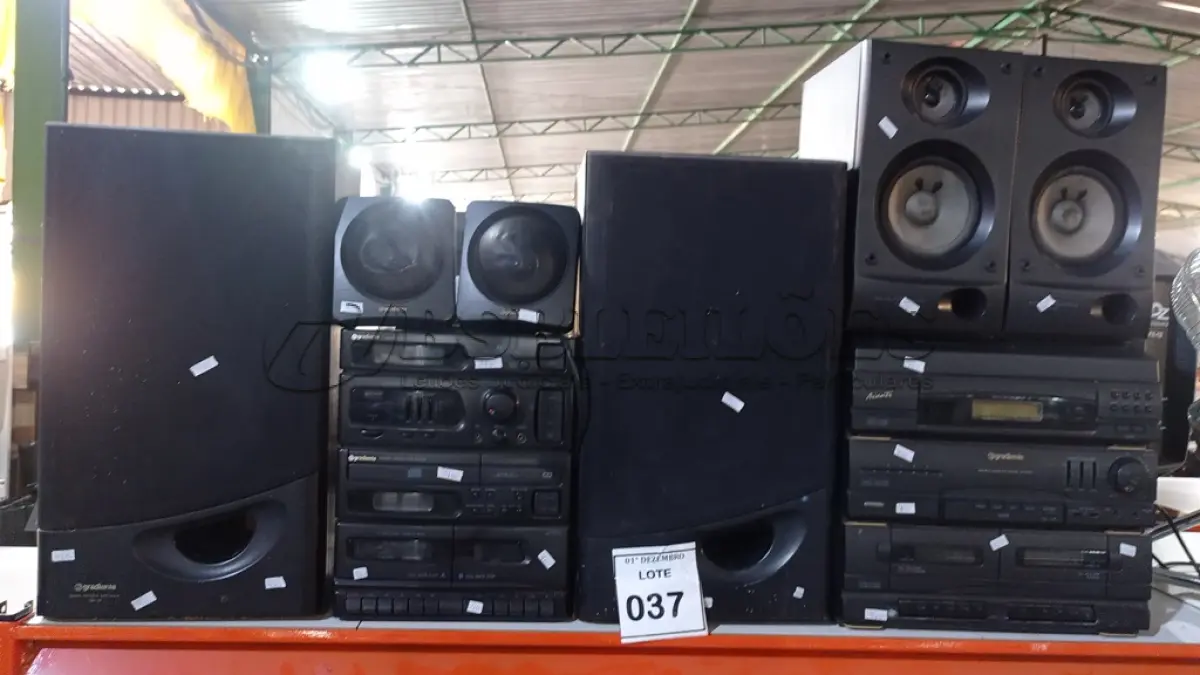 LOTE 037 - 02 APARELHOS DE SOM MARCA GRADIENTE COM 06 CAIXAS DE SOM. (NO ESTADO) ATENÇÃO! FAZER A VISITAÇÃO ANTES DE ARREMATAR, NÃO SABEMOS SE FUNCIONA, LEILÃO NÃO TEM GARANTIA E NEM DEVOLUÇÃO, SUJEITO A POSSÍVEIS AVARIAS VISÍVEIS/OCULTAS E/OU AUSÊNCIA DE COMPONENTES.