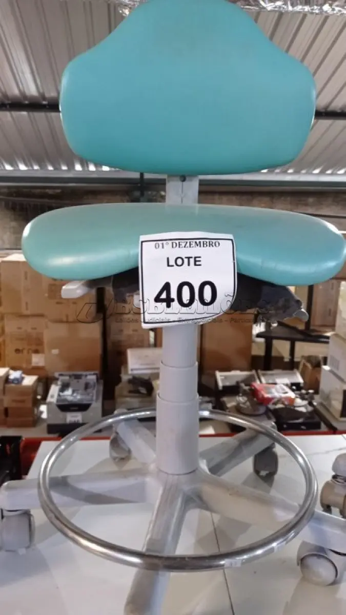 LOTE 400 - 01 CADEIRA MOCHO GIRATÓRIA. (NO ESTADO) ATENÇÃO! FAZER A VISITAÇÃO ANTES DE ARREMATAR, NÃO SABEMOS SE FUNCIONA, LEILÃO NÃO TEM GARANTIA E NEM DEVOLUÇÃO, SUJEITO A POSSÍVEIS AVARIAS VISÍVEIS/OCULTAS E/OU AUSÊNCIA DE COMPONENTES.
