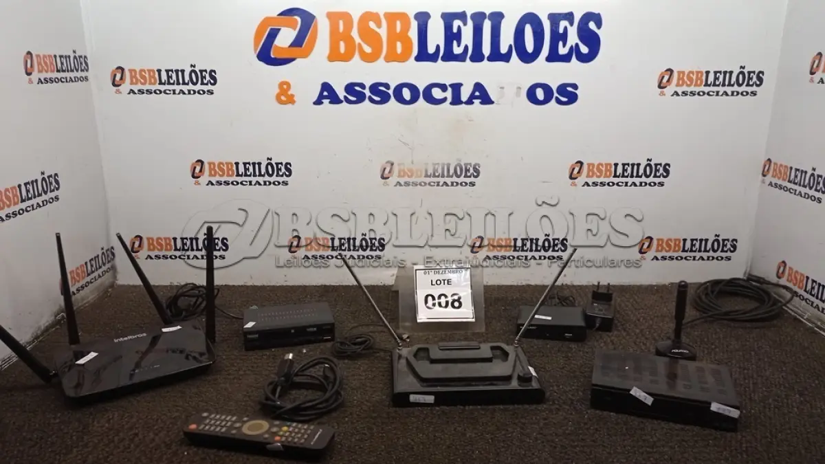 LOTE 008 - 01 ANTENA DE TV DIGITAL E 04 RECEPTORES DE TV DIGITAL DE MARCAS E MODELOS DIVERSOS. (NO ESTADO) ATENÇÃO! FAZER A VISITAÇÃO ANTES DE ARREMATAR, NÃO SABEMOS SE FUNCIONA, LEILÃO NÃO TEM GARANTIA E NEM DEVOLUÇÃO, SUJEITO A POSSÍVEIS AVARIAS VISÍVEIS/OCULTAS E/OU AUSÊNCIA DE COMPONENTES.