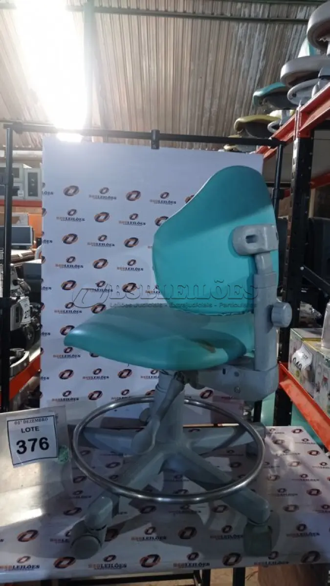 LOTE 376 - 01 CADEIRA MOCHO GIRATÓRIA. (NO ESTADO) ATENÇÃO! FAZER A VISITAÇÃO ANTES DE ARREMATAR, NÃO SABEMOS SE FUNCIONA, LEILÃO NÃO TEM GARANTIA E NEM DEVOLUÇÃO, SUJEITO A POSSÍVEIS AVARIAS VISÍVEIS/OCULTAS E/OU AUSÊNCIA DE COMPONENTES.