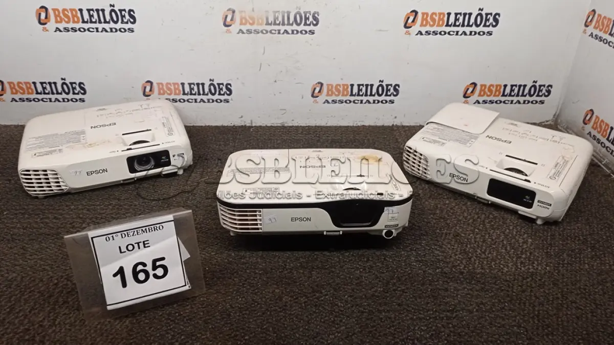 LOTE 165 - 03 PROJETORES MARCA EPSON PARA RETIRADA DE PEÇAS. (NO ESTADO) ATENÇÃO! FAZER A VISITAÇÃO ANTES DE ARREMATAR, NÃO SABEMOS SE FUNCIONA, LEILÃO NÃO TEM GARANTIA E NEM DEVOLUÇÃO, SUJEITO A POSSÍVEIS AVARIAS VISÍVEIS/OCULTAS E/OU AUSÊNCIA DE COMPONENTES.