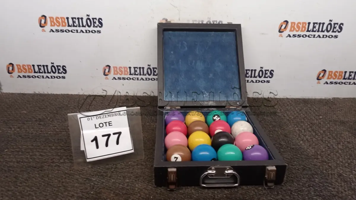 LOTE 177 - 01 MALETA COM 16 BOLAS DE SINUCA 54MM. (NO ESTADO) ATENÇÃO! FAZER A VISITAÇÃO ANTES DE ARREMATAR, NÃO SABEMOS SE FUNCIONA, LEILÃO NÃO TEM GARANTIA E NEM DEVOLUÇÃO, SUJEITO A POSSÍVEIS AVARIAS VISÍVEIS/OCULTAS E/OU AUSÊNCIA DE COMPONENTES.