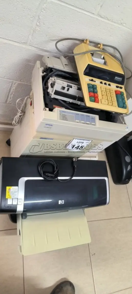 LOTE 145 - 01 LOTE COM IMPRESSORAS, FRAGUEMENTADOURA DE PAPÉIS E CALCULADORA. (NO ESTADO) ATENÇÃO! FAZER A VISITAÇÃO ANTES DE ARREMATAR, NÃO SABEMOS SE FUNCIONA, LEILÃO NÃO TEM GARANTIA E NEM DEVOLUÇÃO, SUJEITO A POSSÍVEIS AVARIAS VISÍVEIS/OCULTAS E/OU AUSÊNCIA DE COMPONENTES.