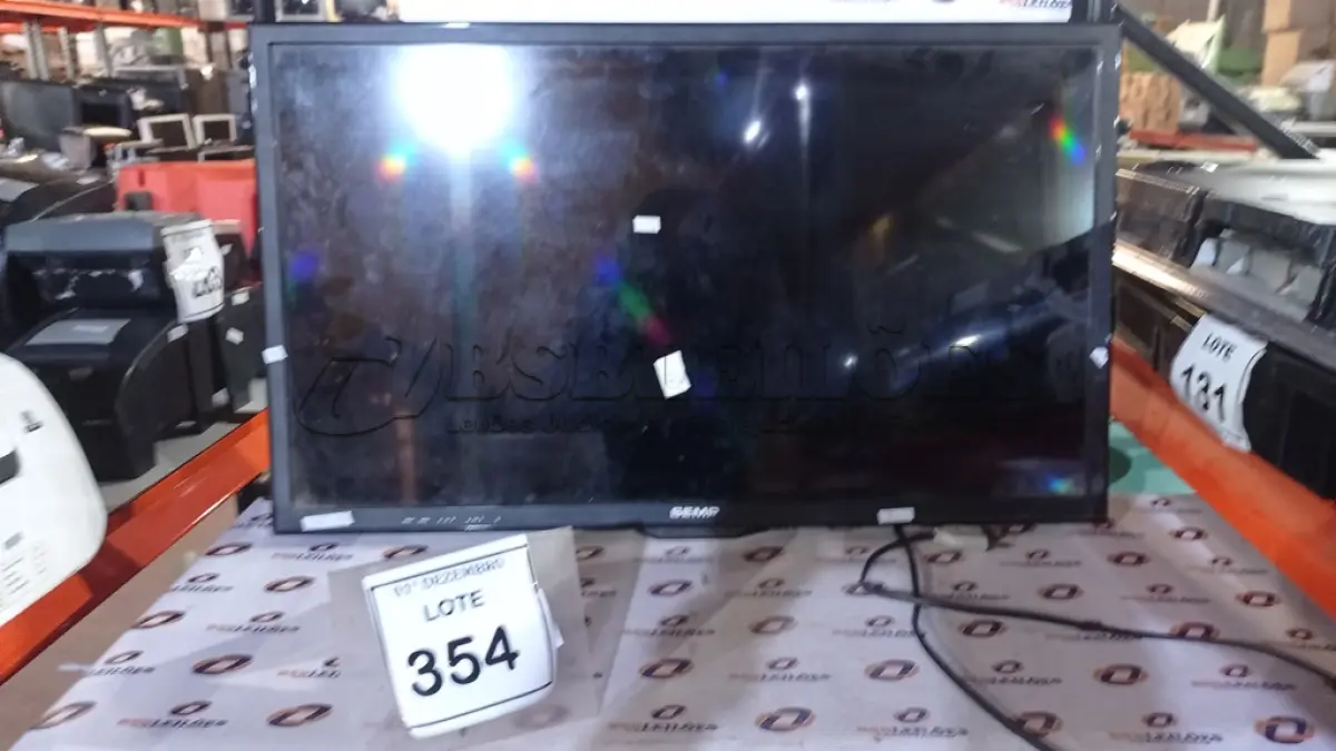 LOTE 354 - 02 TVS LCD 32’’ MARCAS SEMP E SAMSUNG. (NO ESTADO) ATENÇÃO! FAZER A VISITAÇÃO ANTES DE ARREMATAR, NÃO SABEMOS SE FUNCIONA, LEILÃO NÃO TEM GARANTIA E NEM DEVOLUÇÃO, SUJEITO A POSSÍVEIS AVARIAS VISÍVEIS/OCULTAS E/OU AUSÊNCIA DE COMPONENTES.