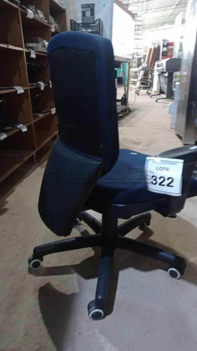 LOTE 322 - 01 CADEIRA DE ESCRITÓRIO GIRATÓRIA COM RODINHAS. (NO ESTADO) ATENÇÃO! FAZER A VISITAÇÃO ANTES DE ARREMATAR, NÃO SABEMOS SE FUNCIONA, LEILÃO NÃO TEM GARANTIA E NEM DEVOLUÇÃO, SUJEITO A POSSÍVEIS AVARIAS VISÍVEIS/OCULTAS E/OU AUSÊNCIA DE COMPONENTES.