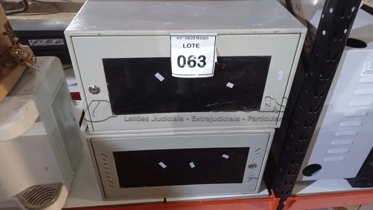 LOTE 063 - 02 MINIS RACKS DE REDE COM PORTA DE ACRÍLICO E FECHADURA. (NO ESTADO) ATENÇÃO! FAZER A VISITAÇÃO ANTES DE ARREMATAR, NÃO SABEMOS SE FUNCIONA, LEILÃO NÃO TEM GARANTIA E NEM DEVOLUÇÃO, SUJEITO A POSSÍVEIS AVARIAS VISÍVEIS/OCULTAS E/OU AUSÊNCIA DE COMPONENTES.