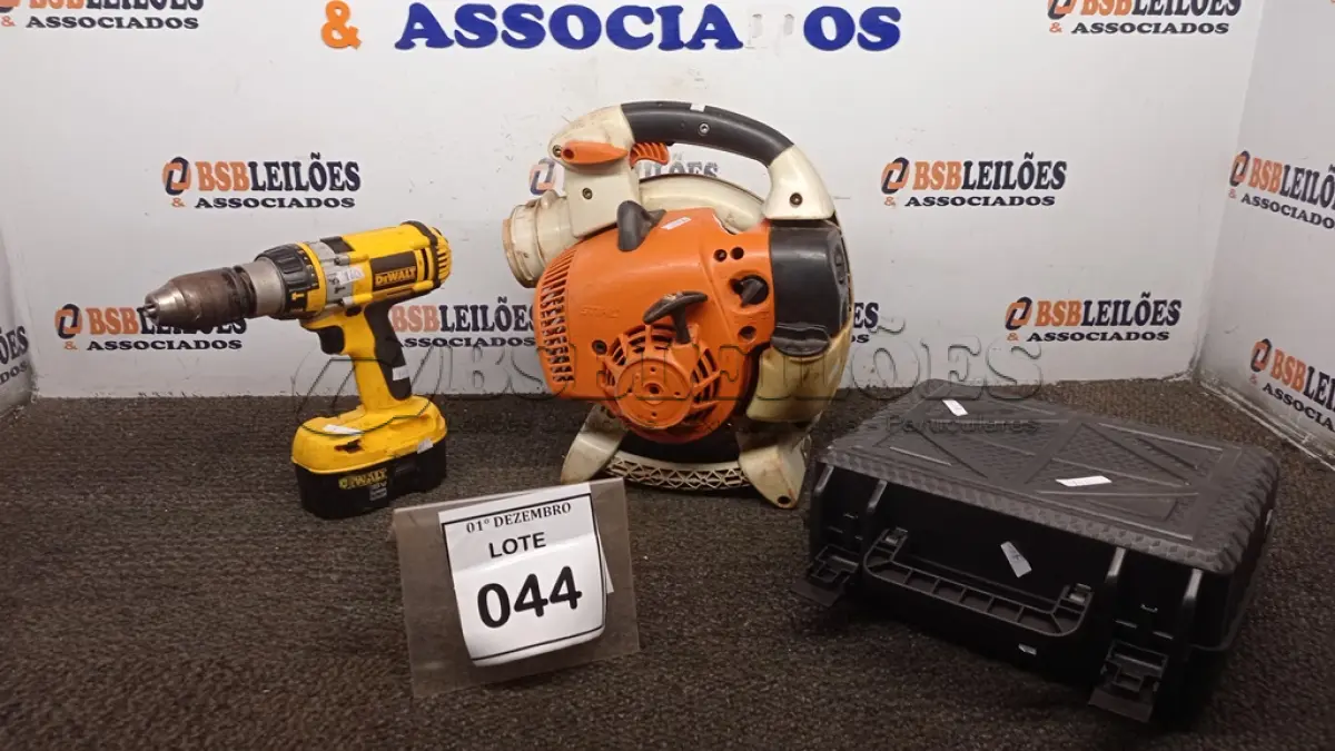LOTE 044 - 01 SOPRADOR (INCOMPLETO) MARCA STIHL, 01 PARAFUSADEIRA MARCA DEWALT E 01 MALETA CESSE PEQUENA. (NO ESTADO) ATENÇÃO! FAZER A VISITAÇÃO ANTES DE ARREMATAR, NÃO SABEMOS SE FUNCIONA, LEILÃO NÃO TEM GARANTIA E NEM DEVOLUÇÃO, SUJEITO A POSSÍVEIS AVARIAS VISÍVEIS/OCULTAS E/OU AUSÊNCIA DE COMPONENTES.