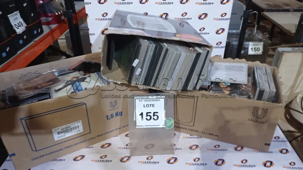 LOTE 155 - 01 LOTE COM GRANDE QUANTIDADE DE DVDS E CDS. (NO ESTADO) ATENÇÃO! FAZER A VISITAÇÃO ANTES DE ARREMATAR, NÃO SABEMOS SE FUNCIONA, LEILÃO NÃO TEM GARANTIA E NEM DEVOLUÇÃO, SUJEITO A POSSÍVEIS AVARIAS VISÍVEIS/OCULTAS E/OU AUSÊNCIA DE COMPONENTES.