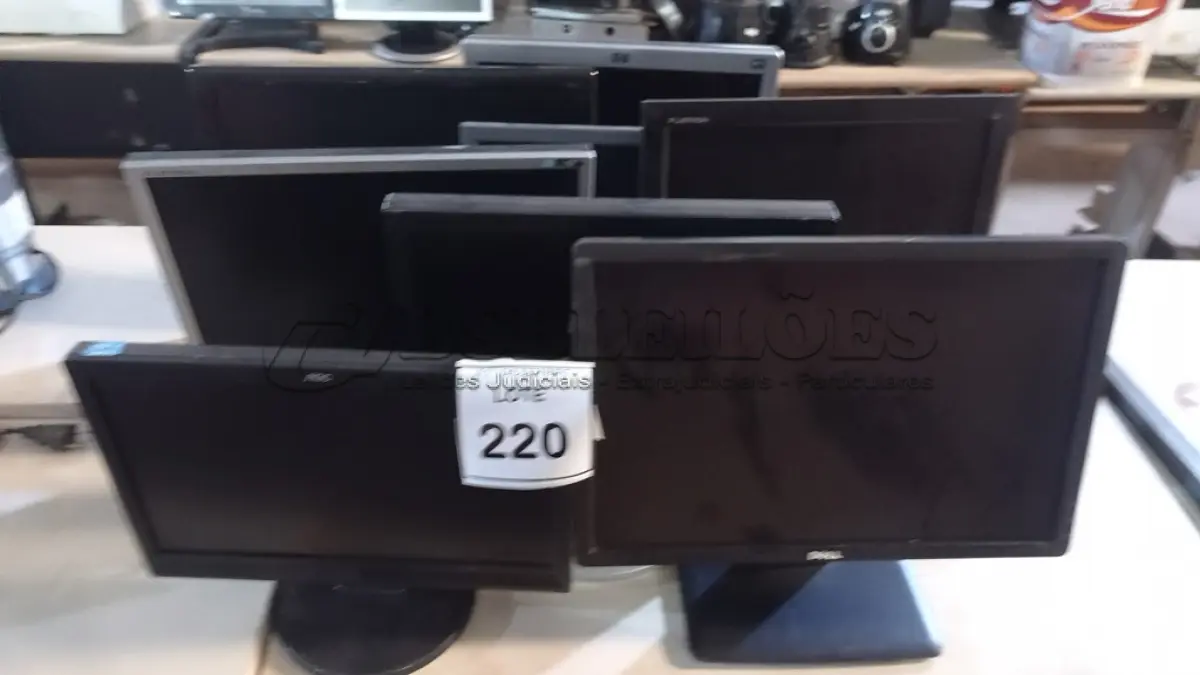 LOTE 220 - 08 MONITORES LCD MARCAS E MODELOS DIVERSOS. (NO ESTADO) ATENÇÃO! FAZER A VISITAÇÃO ANTES DE ARREMATAR, NÃO SABEMOS SE FUNCIONA, LEILÃO NÃO TEM GARANTIA E NEM DEVOLUÇÃO, SUJEITO A POSSÍVEIS AVARIAS VISÍVEIS/OCULTAS E/OU AUSÊNCIA DE COMPONENTES.