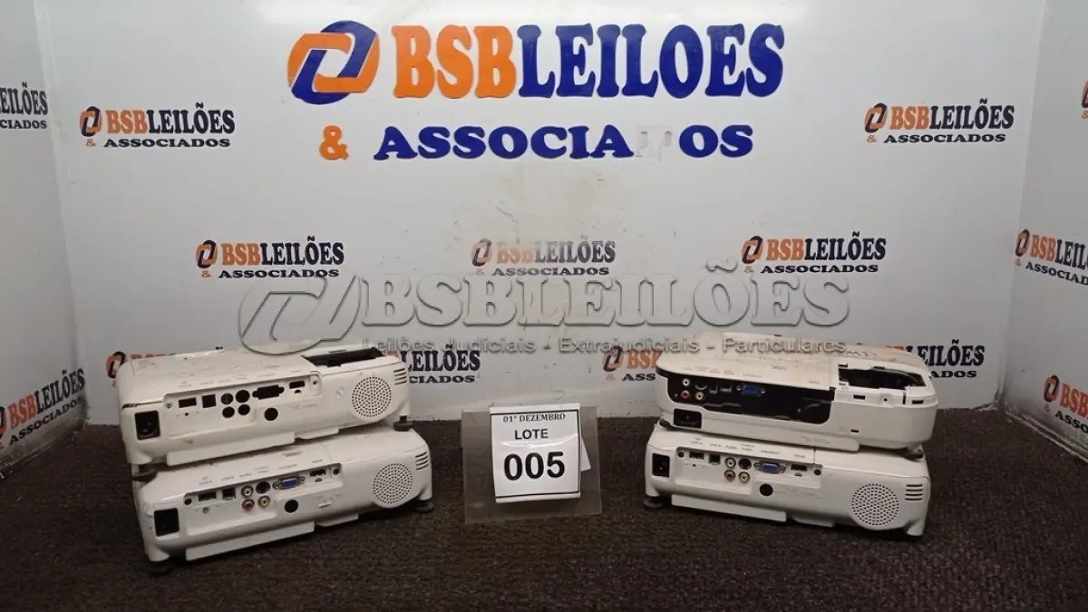 LOTE 005 - 04 PROJETORES MARCA EPSON PARA RETIRADA DE PEÇAS. (NO ESTADO) ATENÇÃO! FAZER A VISITAÇÃO ANTES DE ARREMATAR, NÃO SABEMOS SE FUNCIONA, LEILÃO NÃO TEM GARANTIA E NEM DEVOLUÇÃO, SUJEITO A POSSÍVEIS AVARIAS VISÍVEIS/OCULTAS E/OU AUSÊNCIA DE COMPONENTES.