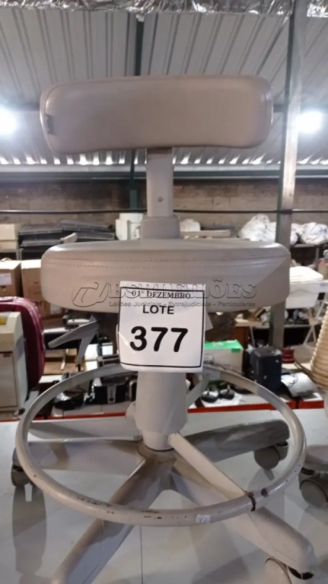 LOTE 377 - 01 CADEIRA MOCHO GIRATÓRIA. (NO ESTADO) ATENÇÃO! FAZER A VISITAÇÃO ANTES DE ARREMATAR, NÃO SABEMOS SE FUNCIONA, LEILÃO NÃO TEM GARANTIA E NEM DEVOLUÇÃO, SUJEITO A POSSÍVEIS AVARIAS VISÍVEIS/OCULTAS E/OU AUSÊNCIA DE COMPONENTES.