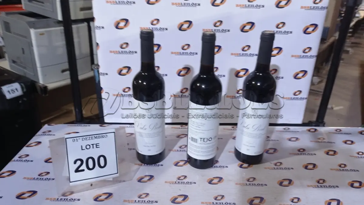LOTE 200 - 03 GARRAFAS DE VINHO FINO TINTO SECO VALA REAL DE 750ML SAFRA 2019. (NO ESTADO) ATENÇÃO! FAZER A VISITAÇÃO ANTES DE ARREMATAR, NÃO SABEMOS SE FUNCIONA, LEILÃO NÃO TEM GARANTIA E NEM DEVOLUÇÃO, SUJEITO A POSSÍVEIS AVARIAS VISÍVEIS/OCULTAS E/OU AUSÊNCIA DE COMPONENTES.