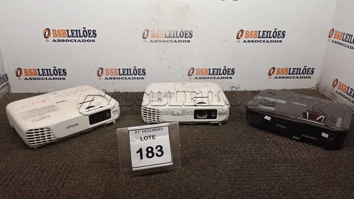LOTE 183 - 03 PROJETORES MARCA EPSON PARA RETIRADA DE PEÇAS. (NO ESTADO) ATENÇÃO! FAZER A VISITAÇÃO ANTES DE ARREMATAR, NÃO SABEMOS SE FUNCIONA, LEILÃO NÃO TEM GARANTIA E NEM DEVOLUÇÃO, SUJEITO A POSSÍVEIS AVARIAS VISÍVEIS/OCULTAS E/OU AUSÊNCIA DE COMPONENTES.