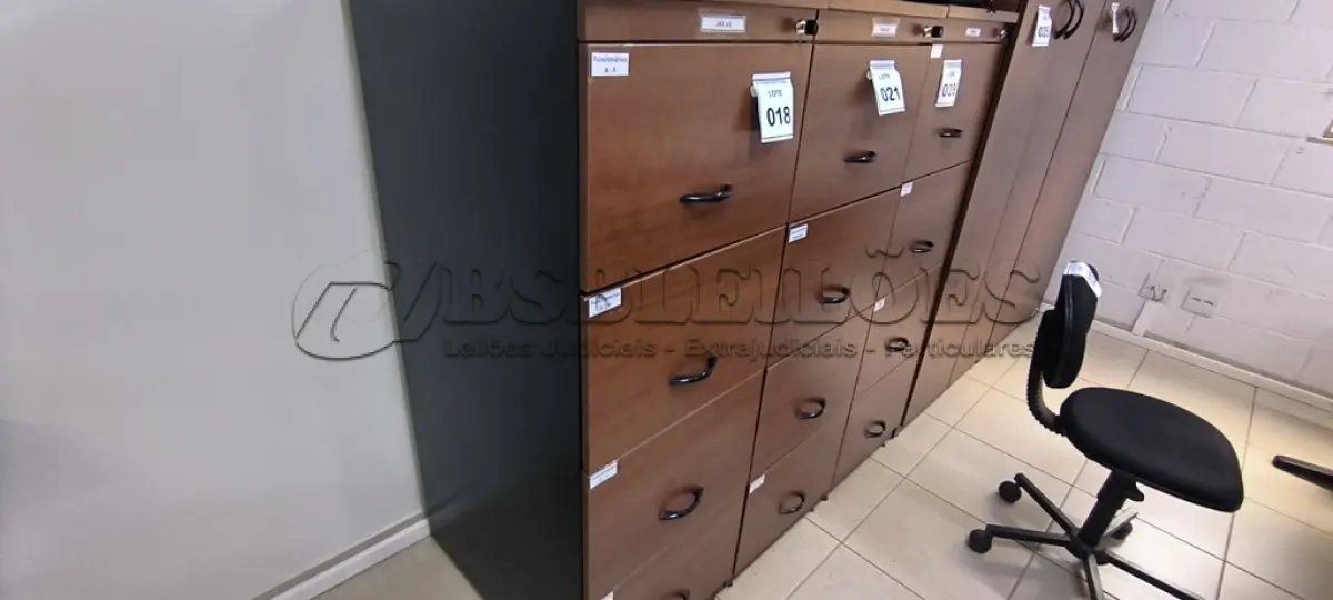 LOTE 021 - 01 ARQUIVO EM MADEIRA COM 04 GAVETAS. (NO ESTADO) ATENÇÃO! FAZER A VISITAÇÃO ANTES DE ARREMATAR, NÃO SABEMOS SE FUNCIONA, LEILÃO NÃO TEM GARANTIA E NEM DEVOLUÇÃO, SUJEITO A POSSÍVEIS AVARIAS VISÍVEIS/OCULTAS E/OU AUSÊNCIA DE COMPONENTES.