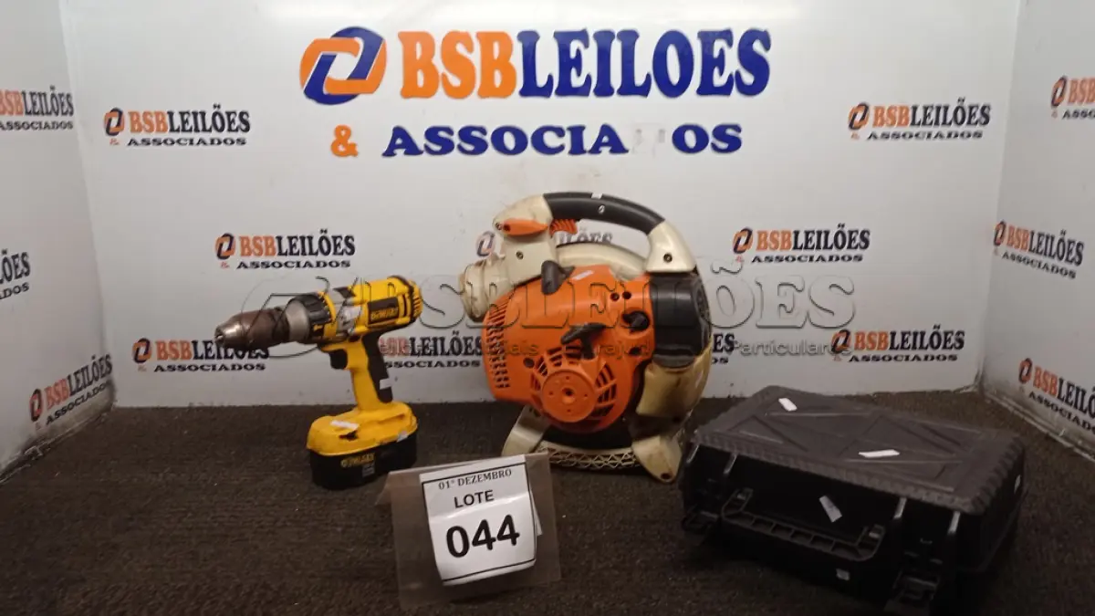 LOTE 044 - 01 SOPRADOR (INCOMPLETO) MARCA STIHL, 01 PARAFUSADEIRA MARCA DEWALT E 01 MALETA CESSE PEQUENA. (NO ESTADO) ATENÇÃO! FAZER A VISITAÇÃO ANTES DE ARREMATAR, NÃO SABEMOS SE FUNCIONA, LEILÃO NÃO TEM GARANTIA E NEM DEVOLUÇÃO, SUJEITO A POSSÍVEIS AVARIAS VISÍVEIS/OCULTAS E/OU AUSÊNCIA DE COMPONENTES.