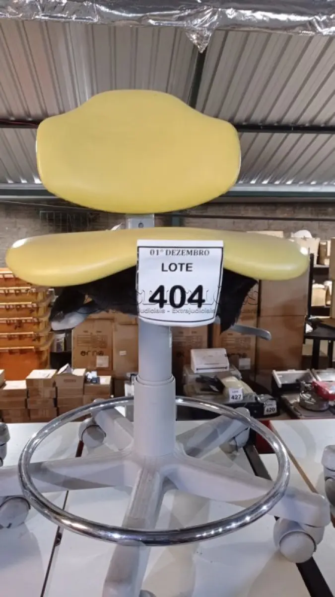 LOTE 404 - 01 CADEIRA MOCHO GIRATÓRIA. (NO ESTADO) ATENÇÃO! FAZER A VISITAÇÃO ANTES DE ARREMATAR, NÃO SABEMOS SE FUNCIONA, LEILÃO NÃO TEM GARANTIA E NEM DEVOLUÇÃO, SUJEITO A POSSÍVEIS AVARIAS VISÍVEIS/OCULTAS E/OU AUSÊNCIA DE COMPONENTES.