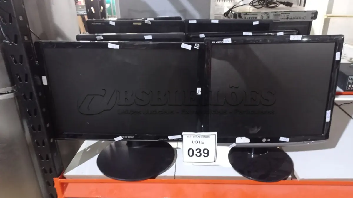 LOTE 039 - 08 MONITORES DE MARCAS E MODELOS DIVERSOS. (NO ESTADO) ATENÇÃO! FAZER A VISITAÇÃO ANTES DE ARREMATAR, NÃO SABEMOS SE FUNCIONA, LEILÃO NÃO TEM GARANTIA E NEM DEVOLUÇÃO, SUJEITO A POSSÍVEIS AVARIAS VISÍVEIS/OCULTAS E/OU AUSÊNCIA DE COMPONENTES.