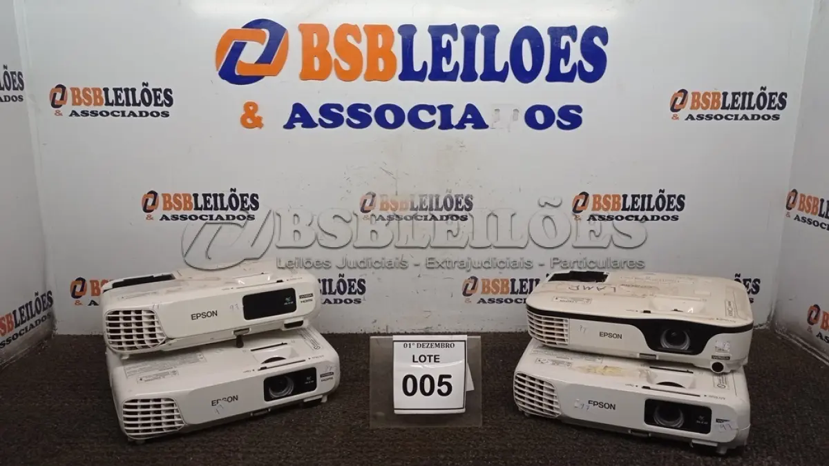 LOTE 005 - 04 PROJETORES MARCA EPSON PARA RETIRADA DE PEÇAS. (NO ESTADO) ATENÇÃO! FAZER A VISITAÇÃO ANTES DE ARREMATAR, NÃO SABEMOS SE FUNCIONA, LEILÃO NÃO TEM GARANTIA E NEM DEVOLUÇÃO, SUJEITO A POSSÍVEIS AVARIAS VISÍVEIS/OCULTAS E/OU AUSÊNCIA DE COMPONENTES.