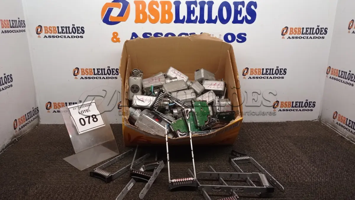LOTE 078 - 01 LOTE COM VÁRIOS HDS E SUPORTE DE HD PRA SERVIDOR E VÁRIAS TOMADAS DE EMBUTIR MODELOS DIVERSOS. (NO ESTADO) ATENÇÃO! FAZER A VISITAÇÃO ANTES DE ARREMATAR, NÃO SABEMOS SE FUNCIONA, LEILÃO NÃO TEM GARANTIA E NEM DEVOLUÇÃO, SUJEITO A POSSÍVEIS AVARIAS VISÍVEIS/OCULTAS E/OU AUSÊNCIA DE COMPONENTES.