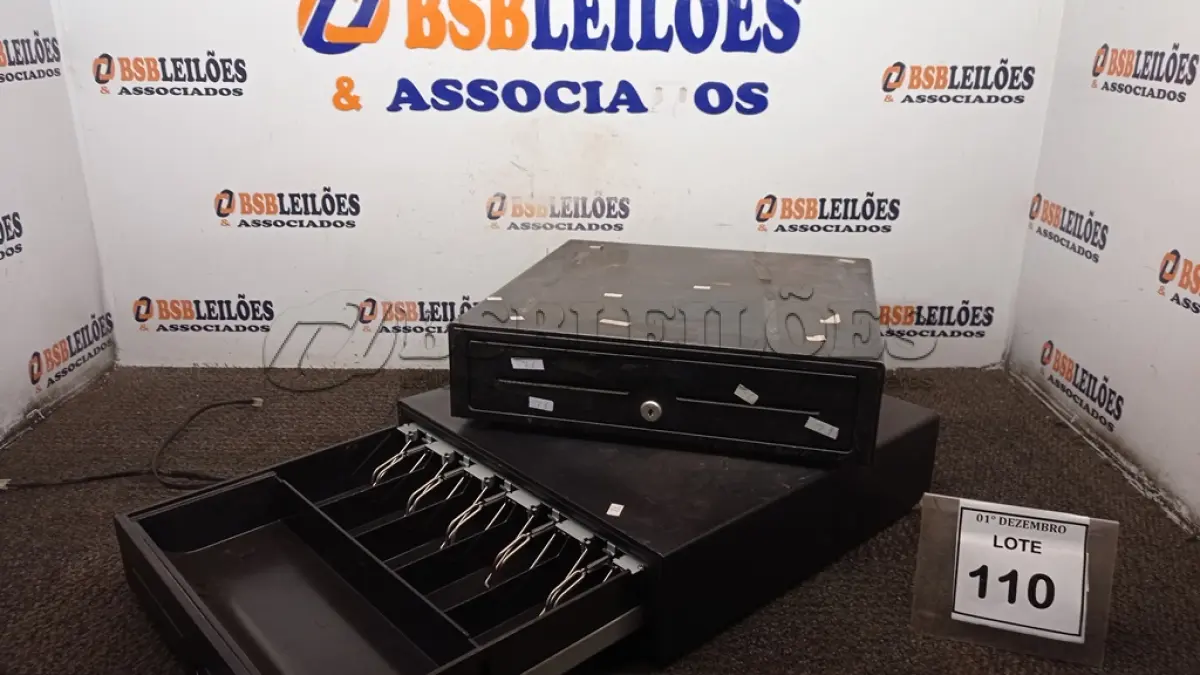 LOTE 110 - 02 GAVETAS DE DINHEIRO. (NO ESTADO) ATENÇÃO! FAZER A VISITAÇÃO ANTES DE ARREMATAR, NÃO SABEMOS SE FUNCIONA, LEILÃO NÃO TEM GARANTIA E NEM DEVOLUÇÃO, SUJEITO A POSSÍVEIS AVARIAS VISÍVEIS/OCULTAS E/OU AUSÊNCIA DE COMPONENTES.