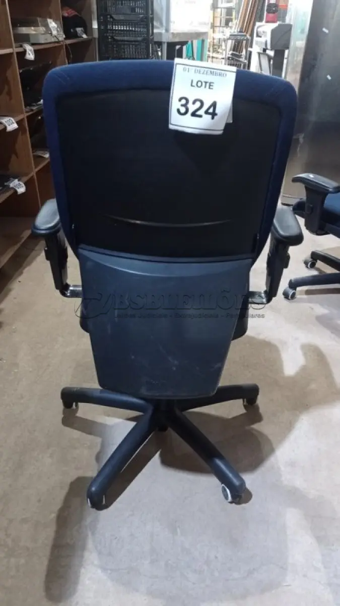 LOTE 324 - 01 CADEIRA DE ESCRITÓRIO GIRATÓRIA COM RODINHAS. (NO ESTADO) ATENÇÃO! FAZER A VISITAÇÃO ANTES DE ARREMATAR, NÃO SABEMOS SE FUNCIONA, LEILÃO NÃO TEM GARANTIA E NEM DEVOLUÇÃO, SUJEITO A POSSÍVEIS AVARIAS VISÍVEIS/OCULTAS E/OU AUSÊNCIA DE COMPONENTES.