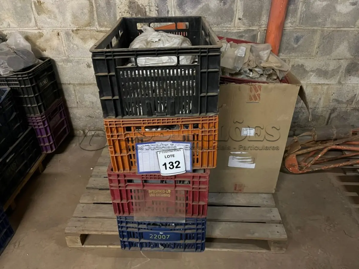 LOTE 132 - 01 LOTE COM COM CAIXAS DE TOMADA PARA PERFILADO, MINI PRAGMA PARA QUADREO QDL, TAMPAS DE ACABAMENTOS EM PLÁSTICO, SUPORTES PARA CONECTORES RJ, ABRAÇADEIRAS DIVERSAS.   (CAIXA ORGANIZADORA NAO INCLUSA) (NO ESTADO) ATENÇÃO! FAZER A VISITAÇÃO ANTES DE ARREMATAR, NÃO SABEMOS SE FUNCIONA, LEILÃO NÃO TEM GARANTIA E NEM DEVOLUÇÃO, SUJEITO A POSSÍVEIS AVARIAS VISÍVEIS/OCULTAS E/OU AUSÊNCIA DE COMPONENTES.