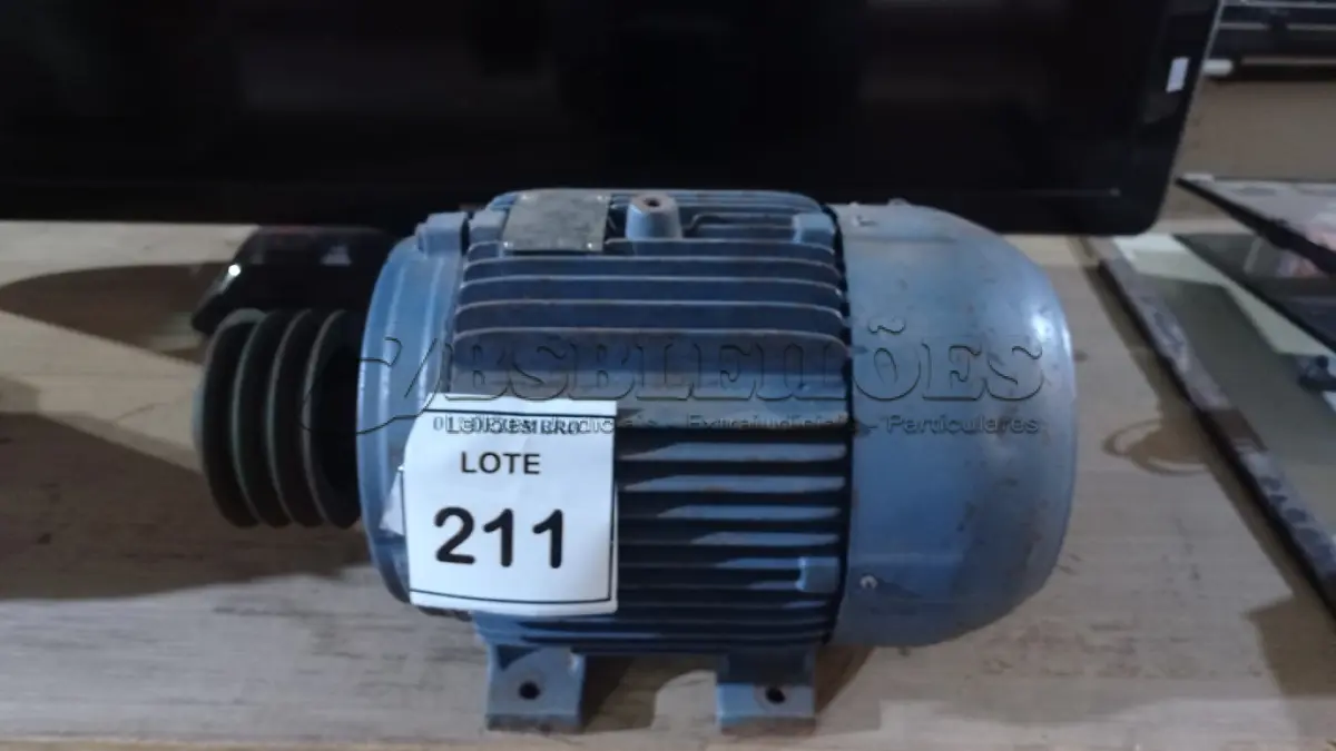 LOTE 211 - 01 MOTOR ELÉTRICO INDUSTRIAL. (NO ESTADO) ATENÇÃO! FAZER A VISITAÇÃO ANTES DE ARREMATAR, NÃO SABEMOS SE FUNCIONA, LEILÃO NÃO TEM GARANTIA E NEM DEVOLUÇÃO, SUJEITO A POSSÍVEIS AVARIAS VISÍVEIS/OCULTAS E/OU AUSÊNCIA DE COMPONENTES.