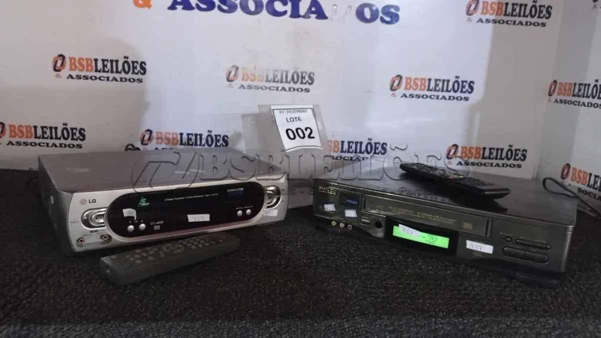 LOTE 002 - 02 APARELHOS DE VÍDEO CASSETE MARCAS LG E PHILCO. (NO ESTADO) ATENÇÃO! FAZER A VISITAÇÃO ANTES DE ARREMATAR, NÃO SABEMOS SE FUNCIONA, LEILÃO NÃO TEM GARANTIA E NEM DEVOLUÇÃO, SUJEITO A POSSÍVEIS AVARIAS VISÍVEIS/OCULTAS E/OU AUSÊNCIA DE COMPONENTES.