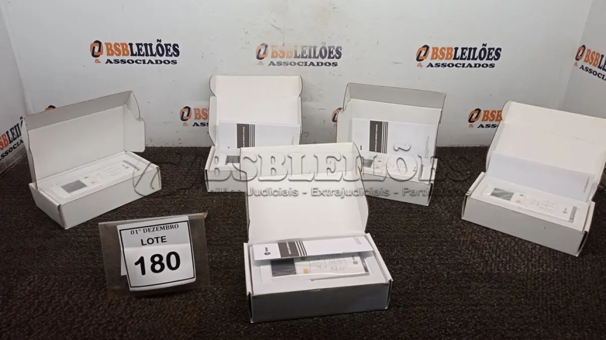 LOTE 180 - 05 CONTROLES DE AR-CONDICIONADO MARCA TRANE. (NO ESTADO) ATENÇÃO! FAZER A VISITAÇÃO ANTES DE ARREMATAR, NÃO SABEMOS SE FUNCIONA, LEILÃO NÃO TEM GARANTIA E NEM DEVOLUÇÃO, SUJEITO A POSSÍVEIS AVARIAS VISÍVEIS/OCULTAS E/OU AUSÊNCIA DE COMPONENTES.