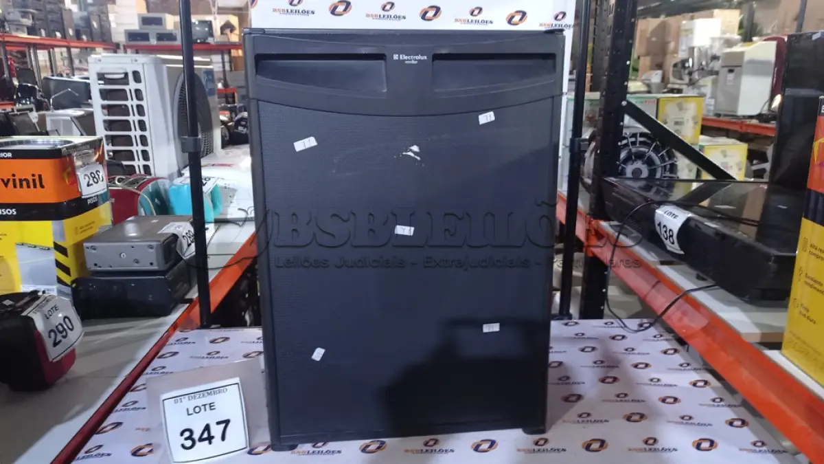 LOTE 347 - 01 FRIGOBAR MARCA ELECTROLUX. (NO ESTADO) ATENÇÃO! FAZER A VISITAÇÃO ANTES DE ARREMATAR, NÃO SABEMOS SE FUNCIONA, LEILÃO NÃO TEM GARANTIA E NEM DEVOLUÇÃO, SUJEITO A POSSÍVEIS AVARIAS VISÍVEIS/OCULTAS E/OU AUSÊNCIA DE COMPONENTES.