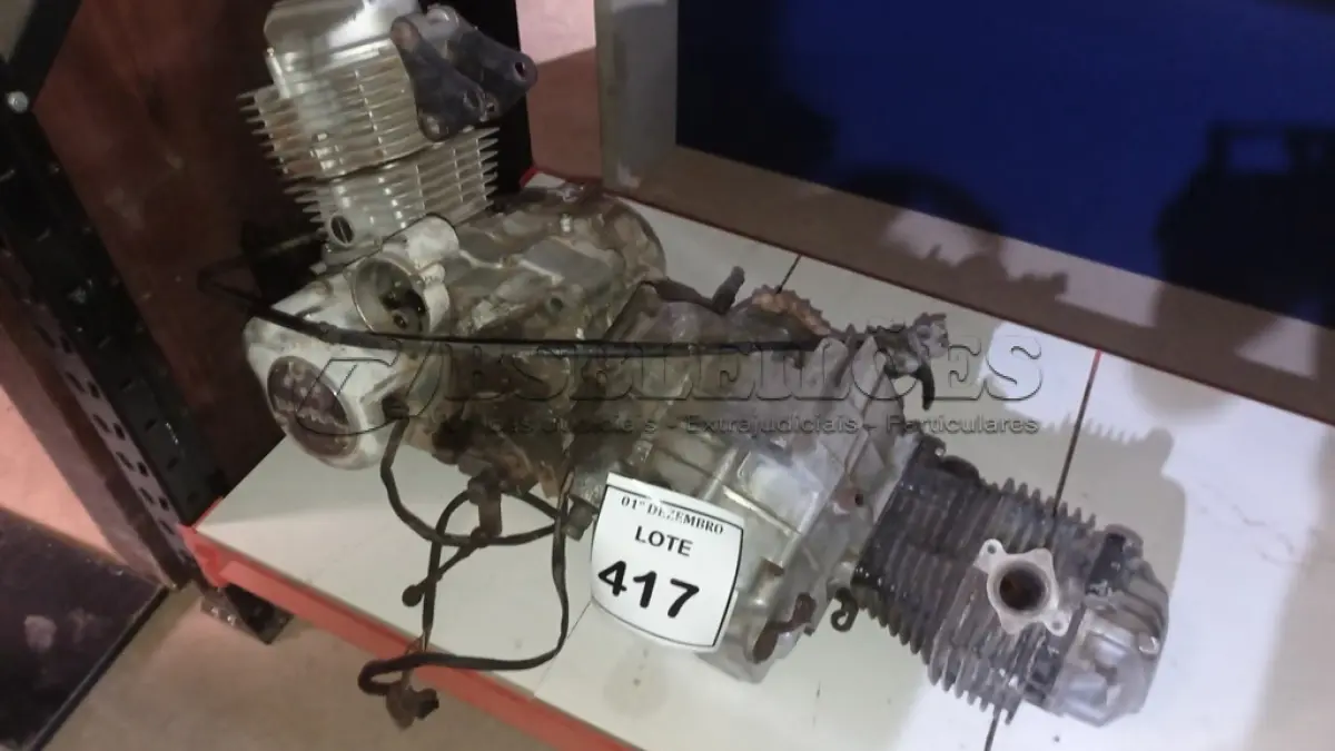 LOTE 417 - 02 MOTORES DE MOTO. (NO ESTADO) ATENÇÃO! FAZER A VISITAÇÃO ANTES DE ARREMATAR, NÃO SABEMOS SE FUNCIONA, LEILÃO NÃO TEM GARANTIA E NEM DEVOLUÇÃO, SUJEITO A POSSÍVEIS AVARIAS VISÍVEIS/OCULTAS E/OU AUSÊNCIA DE COMPONENTES.