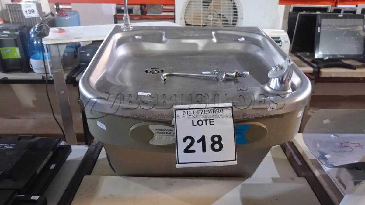 LOTE 218 - 01 BEBEDOURO EM INOX DE PAREDE. (NO ESTADO) ATENÇÃO! FAZER A VISITAÇÃO ANTES DE ARREMATAR, NÃO SABEMOS SE FUNCIONA, LEILÃO NÃO TEM GARANTIA E NEM DEVOLUÇÃO, SUJEITO A POSSÍVEIS AVARIAS VISÍVEIS/OCULTAS E/OU AUSÊNCIA DE COMPONENTES.