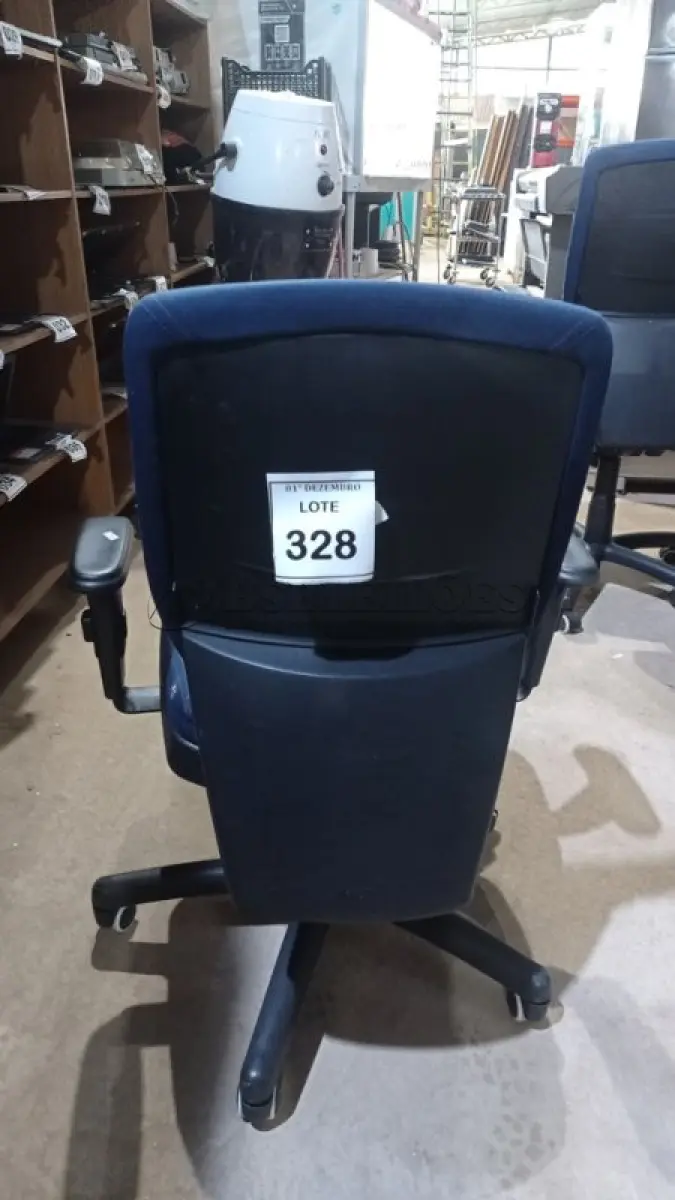 LOTE 328 - 01 CADEIRA DE ESCRITÓRIO GIRATÓRIA COM RODINHAS. (NO ESTADO) ATENÇÃO! FAZER A VISITAÇÃO ANTES DE ARREMATAR, NÃO SABEMOS SE FUNCIONA, LEILÃO NÃO TEM GARANTIA E NEM DEVOLUÇÃO, SUJEITO A POSSÍVEIS AVARIAS VISÍVEIS/OCULTAS E/OU AUSÊNCIA DE COMPONENTES.