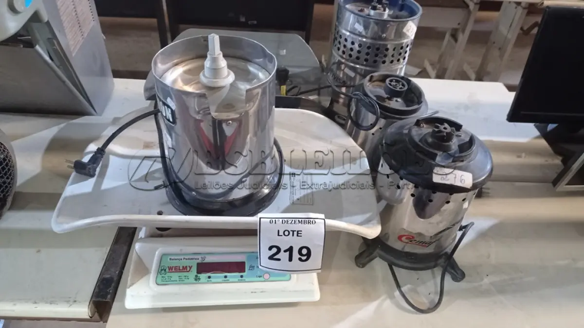 LOTE 219 - 02 BALANÇAS PEDIÁTRICAS E 04 MOTORES DE LIQUIDIFICADOR INDUSTRIAL. (NO ESTADO) ATENÇÃO! FAZER A VISITAÇÃO ANTES DE ARREMATAR, NÃO SABEMOS SE FUNCIONA, LEILÃO NÃO TEM GARANTIA E NEM DEVOLUÇÃO, SUJEITO A POSSÍVEIS AVARIAS VISÍVEIS/OCULTAS E/OU AUSÊNCIA DE COMPONENTES.