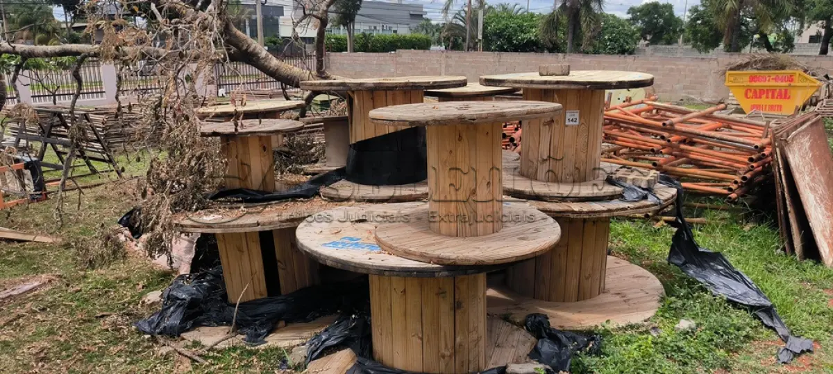 LOTE 142 - 01 LOTE COM CARRETÉIS EM MADEIRA TAMANHOS DIVERSOS. (NO ESTADO) ATENÇÃO! FAZER A VISITAÇÃO ANTES DE ARREMATAR, NÃO SABEMOS SE FUNCIONA, LEILÃO NÃO TEM GARANTIA E NEM DEVOLUÇÃO, SUJEITO A POSSÍVEIS AVARIAS VISÍVEIS/OCULTAS E/OU AUSÊNCIA DE COMPONENTES.
