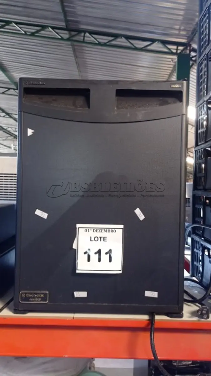 LOTE 111 - 01 FRIGOBAR MARCA ELECTROLUX. (NO ESTADO) ATENÇÃO! FAZER A VISITAÇÃO ANTES DE ARREMATAR, NÃO SABEMOS SE FUNCIONA, LEILÃO NÃO TEM GARANTIA E NEM DEVOLUÇÃO, SUJEITO A POSSÍVEIS AVARIAS VISÍVEIS/OCULTAS E/OU AUSÊNCIA DE COMPONENTES.