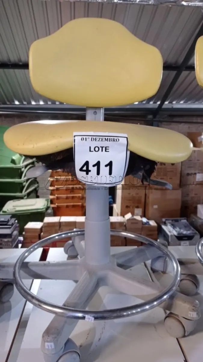 LOTE 411 - 01 CADEIRA MOCHO GIRATÓRIA. (NO ESTADO) ATENÇÃO! FAZER A VISITAÇÃO ANTES DE ARREMATAR, NÃO SABEMOS SE FUNCIONA, LEILÃO NÃO TEM GARANTIA E NEM DEVOLUÇÃO, SUJEITO A POSSÍVEIS AVARIAS VISÍVEIS/OCULTAS E/OU AUSÊNCIA DE COMPONENTES.