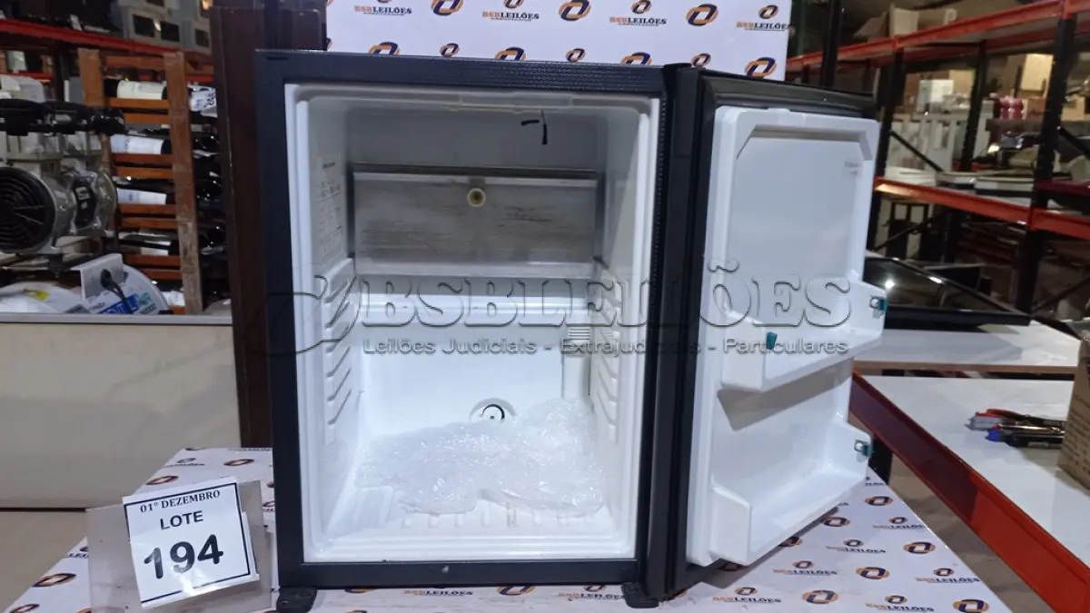 LOTE 194 - 01 FRIGOBAR MARCA ELECTROLUX. (NO ESTADO) ATENÇÃO! FAZER A VISITAÇÃO ANTES DE ARREMATAR, NÃO SABEMOS SE FUNCIONA, LEILÃO NÃO TEM GARANTIA E NEM DEVOLUÇÃO, SUJEITO A POSSÍVEIS AVARIAS VISÍVEIS/OCULTAS E/OU AUSÊNCIA DE COMPONENTES.