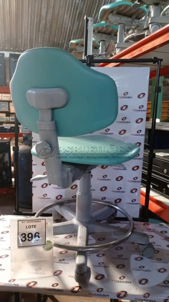 LOTE 396 - 01 CADEIRA MOCHO GIRATÓRIA. (NO ESTADO) ATENÇÃO! FAZER A VISITAÇÃO ANTES DE ARREMATAR, NÃO SABEMOS SE FUNCIONA, LEILÃO NÃO TEM GARANTIA E NEM DEVOLUÇÃO, SUJEITO A POSSÍVEIS AVARIAS VISÍVEIS/OCULTAS E/OU AUSÊNCIA DE COMPONENTES.