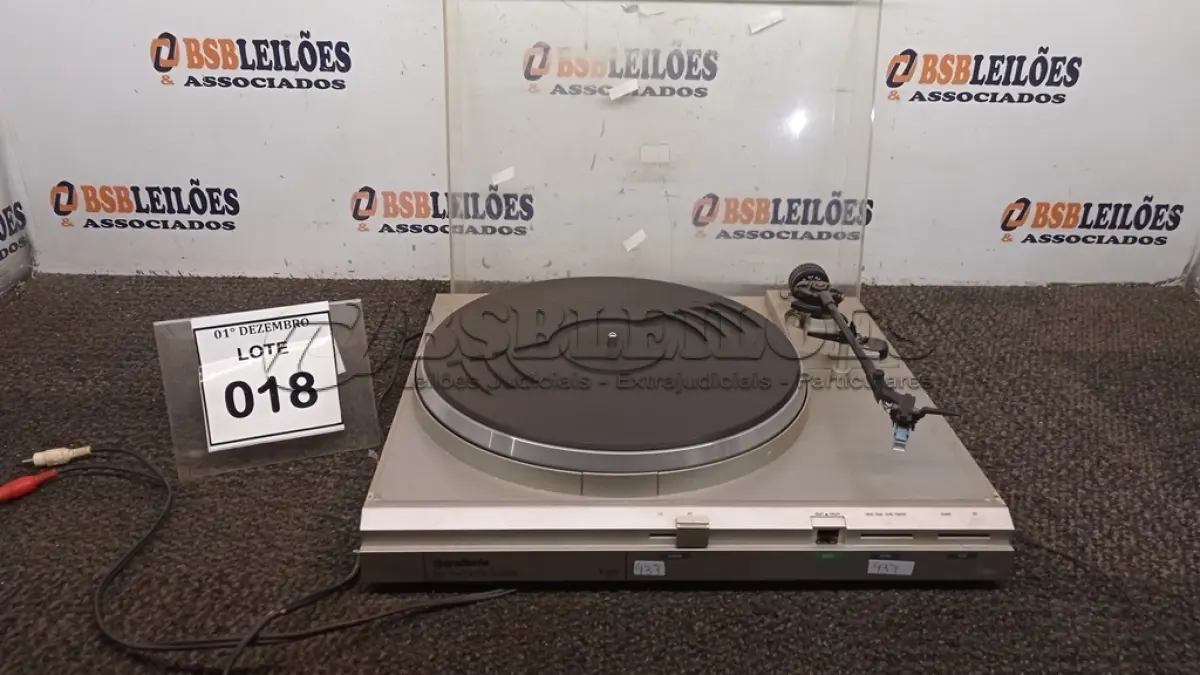LOTE 018 - 01 TOCA DISCO MARCA GRADIENTE. (NO ESTADO) ATENÇÃO! FAZER A VISITAÇÃO ANTES DE ARREMATAR, NÃO SABEMOS SE FUNCIONA, LEILÃO NÃO TEM GARANTIA E NEM DEVOLUÇÃO, SUJEITO A POSSÍVEIS AVARIAS VISÍVEIS/OCULTAS E/OU AUSÊNCIA DE COMPONENTES.
