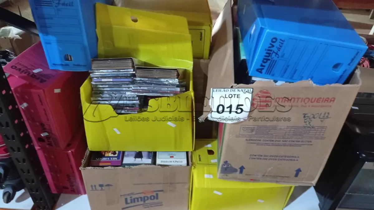 LOTE 015 - 01 LOTE COM GRANDE QUANTIDADE DE CDS, DVDS E FITAS DE VÍDEO CASSETE GÊNEROS DIVERSOS. (NO ESTADO) ATENÇÃO! FAZER A VISITAÇÃO ANTES DE ARREMATAR, NÃO SABEMOS SE FUNCIONA, LEILÃO NÃO TEM GARANTIA E NEM DEVOLUÇÃO, SUJEITO A POSSÍVEIS AVARIAS VISÍVEIS/OCULTAS E/OU AUSÊNCIA DE COMPONENTES.