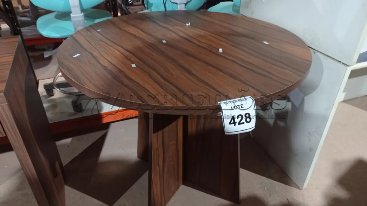 LOTE 428 - 01 MESA REDONDA EM MADEIRA. (NO ESTADO) ATENÇÃO! FAZER A VISITAÇÃO ANTES DE ARREMATAR, NÃO SABEMOS SE FUNCIONA, LEILÃO NÃO TEM GARANTIA E NEM DEVOLUÇÃO, SUJEITO A POSSÍVEIS AVARIAS VISÍVEIS/OCULTAS E/OU AUSÊNCIA DE COMPONENTES.