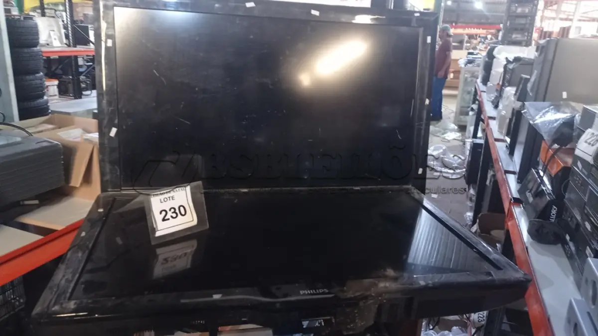 LOTE 230 - 01 TV LCD 42’’ MARCA CCE E 01 TV LCD 40’’ MARCA PHILIPS. (NO ESTADO) ATENÇÃO! FAZER A VISITAÇÃO ANTES DE ARREMATAR, NÃO SABEMOS SE FUNCIONA, LEILÃO NÃO TEM GARANTIA E NEM DEVOLUÇÃO, SUJEITO A POSSÍVEIS AVARIAS VISÍVEIS/OCULTAS E/OU AUSÊNCIA DE COMPONENTES.