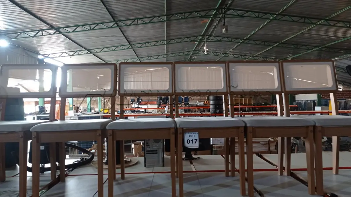 LOTE 017 - 06 CADEIRAS DE MADEIRA COM ASSENTO ALMOFADADO. (NO ESTADO) ATENÇÃO! FAZER A VISITAÇÃO ANTES DE ARREMATAR, NÃO SABEMOS SE FUNCIONA, LEILÃO NÃO TEM GARANTIA E NEM DEVOLUÇÃO, SUJEITO A POSSÍVEIS AVARIAS VISÍVEIS/OCULTAS E/OU AUSÊNCIA DE COMPONENTES.