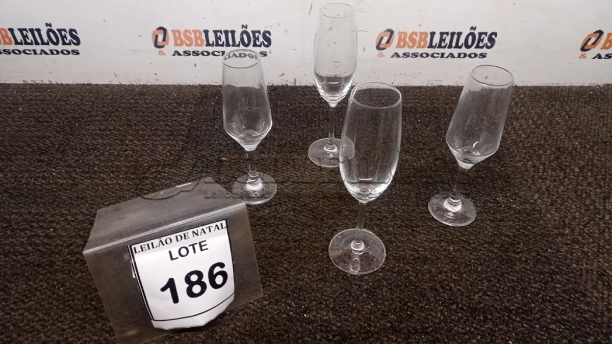 LOTE 186 - 04 TAÇAS PARA ESPUMANTE. (NO ESTADO) ATENÇÃO! FAZER A VISITAÇÃO ANTES DE ARREMATAR, NÃO SABEMOS SE FUNCIONA, LEILÃO NÃO TEM GARANTIA E NEM DEVOLUÇÃO, SUJEITO A POSSÍVEIS AVARIAS VISÍVEIS/OCULTAS E/OU AUSÊNCIA DE COMPONENTES.