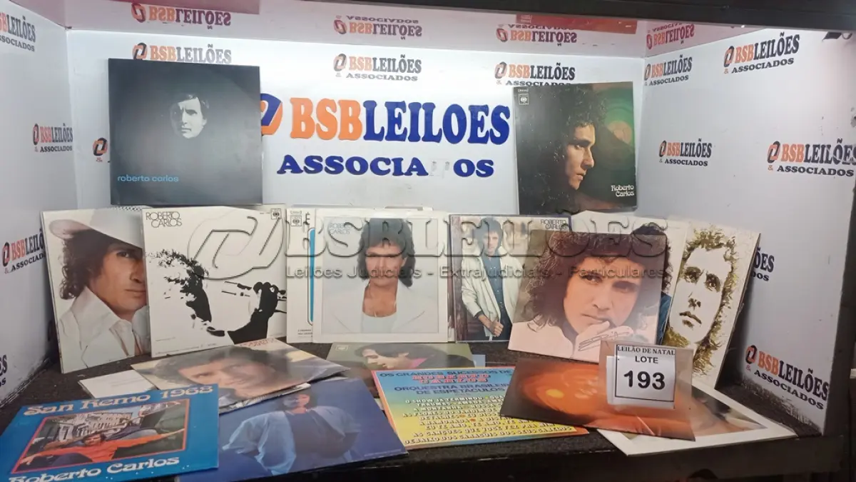 LOTE 193 - 01 COLEÇÃO DE DISCOS DO ARTISTA ROBERTO CARLOS. (NO ESTADO) ATENÇÃO! FAZER A VISITAÇÃO ANTES DE ARREMATAR, NÃO SABEMOS SE FUNCIONA, LEILÃO NÃO TEM GARANTIA E NEM DEVOLUÇÃO, SUJEITO A POSSÍVEIS AVARIAS VISÍVEIS/OCULTAS E/OU AUSÊNCIA DE COMPONENTES.